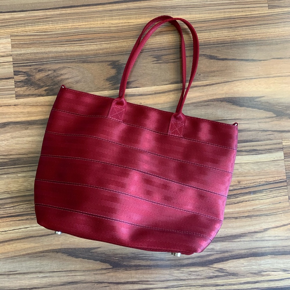 Harvey’s medium streamline ruby tote ♥️